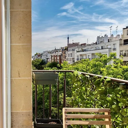 16th 2 Bedrooms Near Eiffel Tower Renovated Balcony 2-4 Person * Paris