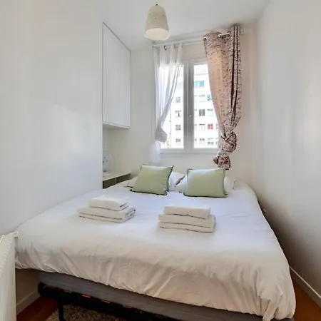 16th 2 Bedrooms Near Eiffel Tower Renovated Balcony 2-4 Person Apartment