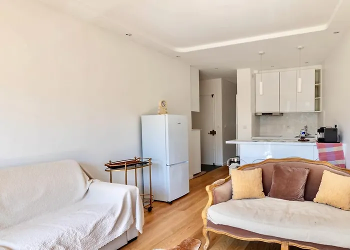 16th 2 Bedrooms Near Eiffel Tower Renovated Balcony 2-4 Person 아파트 *