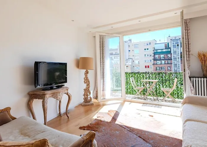 16th 2 Bedrooms Near Eiffel Tower Renovated Balcony 2-4 Person 아파트 파리